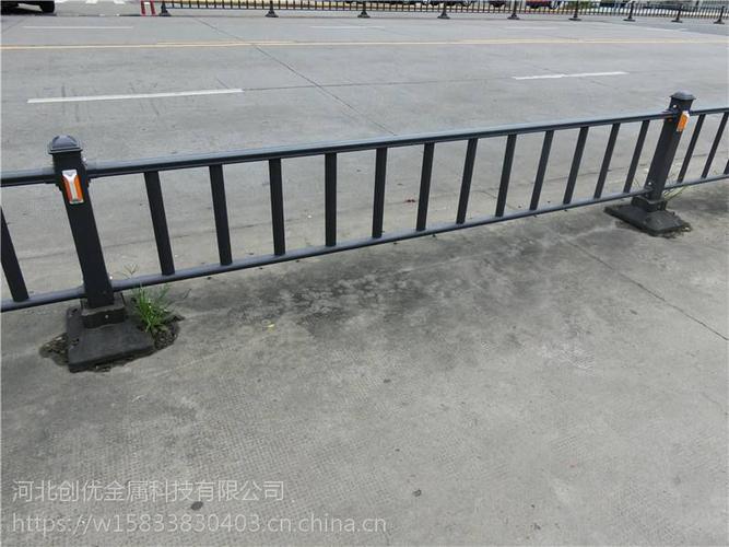 人行道與機(jī)動(dòng)車道隔離欄 安全、耐用與定制化的完美結(jié)合